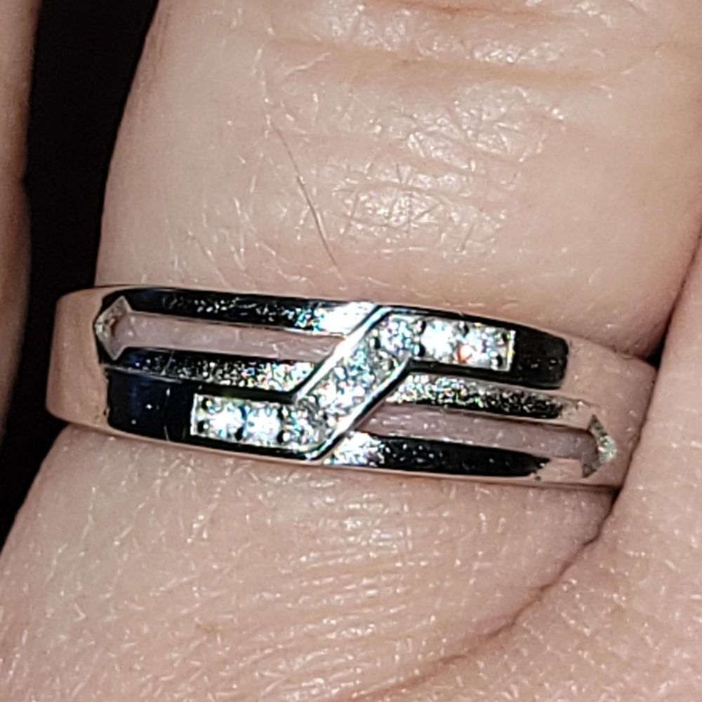 Chic 925 Silver And Diamond (?) Women's Ring